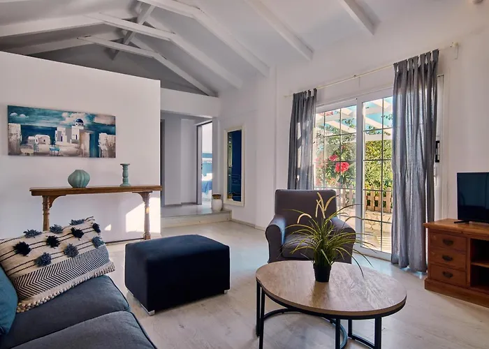 Periyali With Private Pools Vila